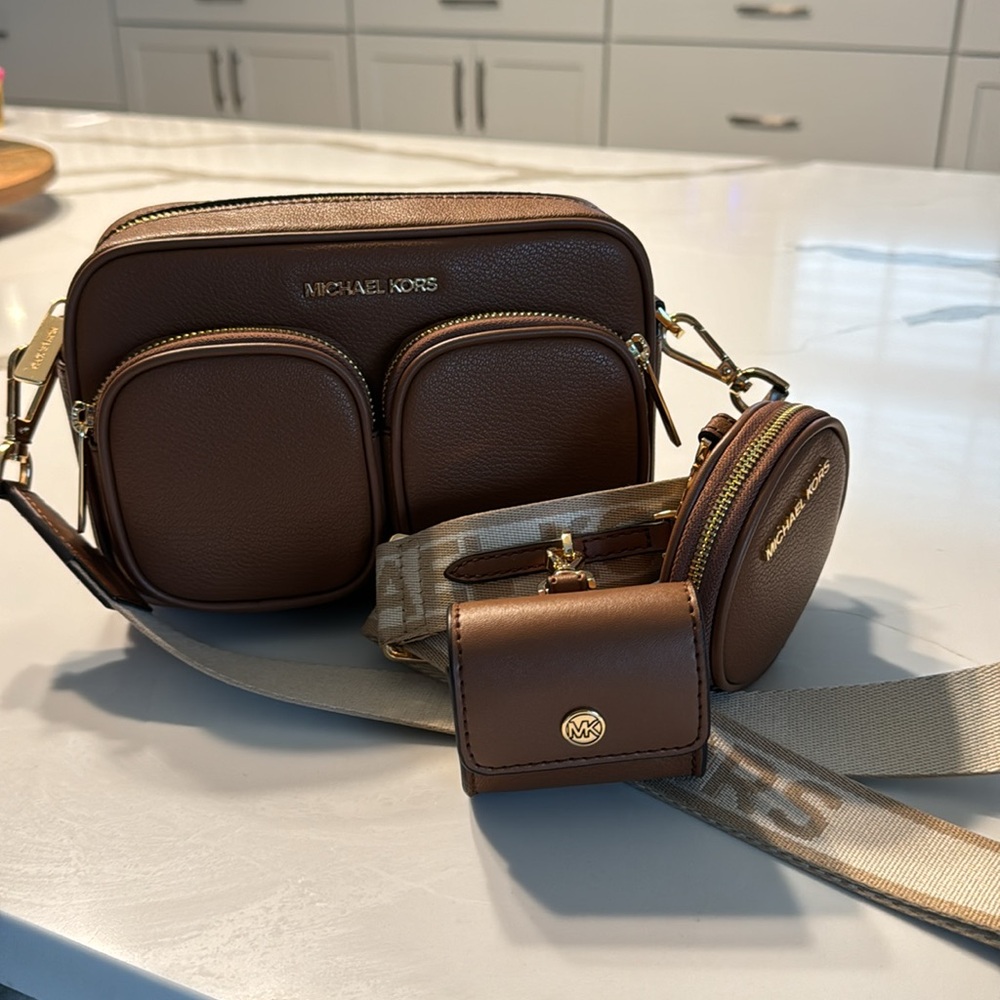 NWOT!!! Michael Kors Jet Set Medium Leather Crossbody Bag with Case for Airpods